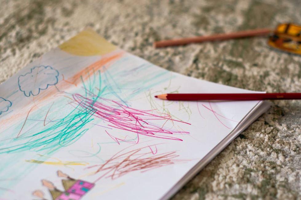 Benefícios do rabisco espontâneo para o desenvolvimento infantil
