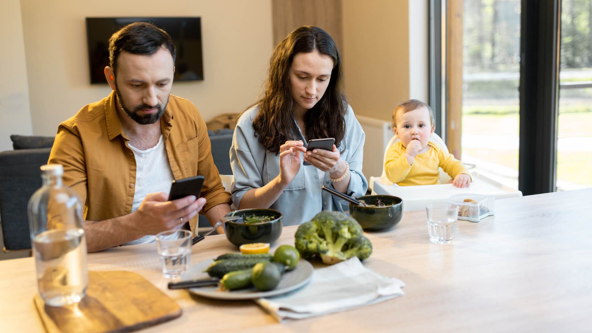 Trabalhos Digitais Pelo Celular: Como Aumentar a Renda e Pensar no Futuro das Crianças